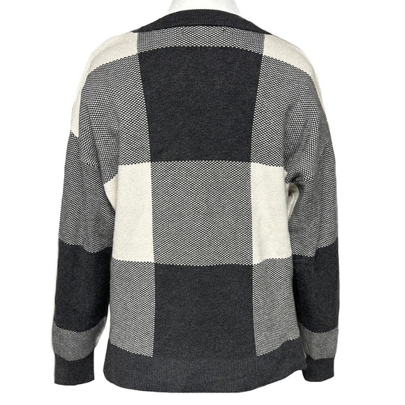 Tahari Soft Wide Check Plaid Knit Sweater Gray White Cottage Ranch Holiday Sz L - Picture 3 of 9